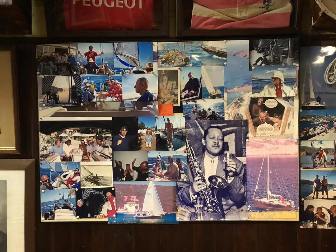 Il collage di quadri e oggetti sulle pareti